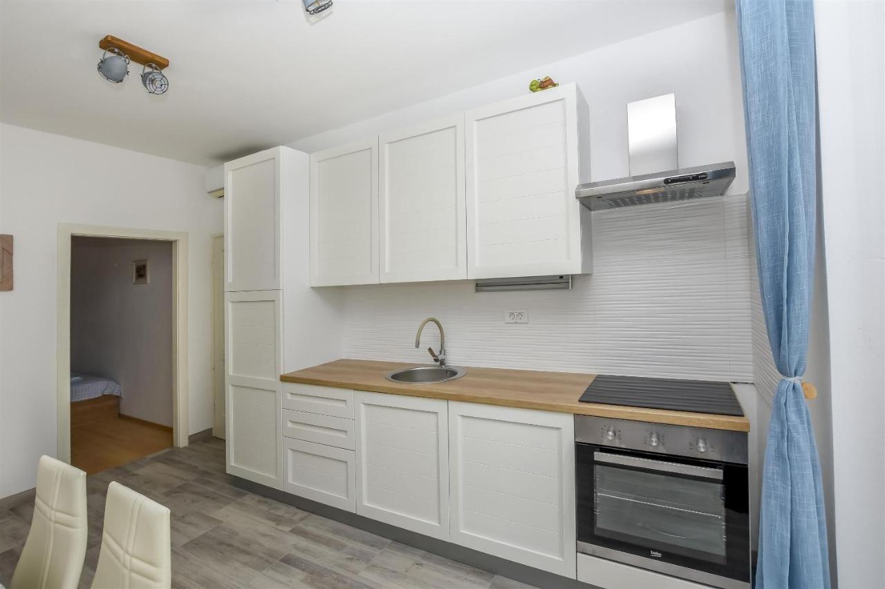 Apartments Dragica Примоштен Екстер'єр фото