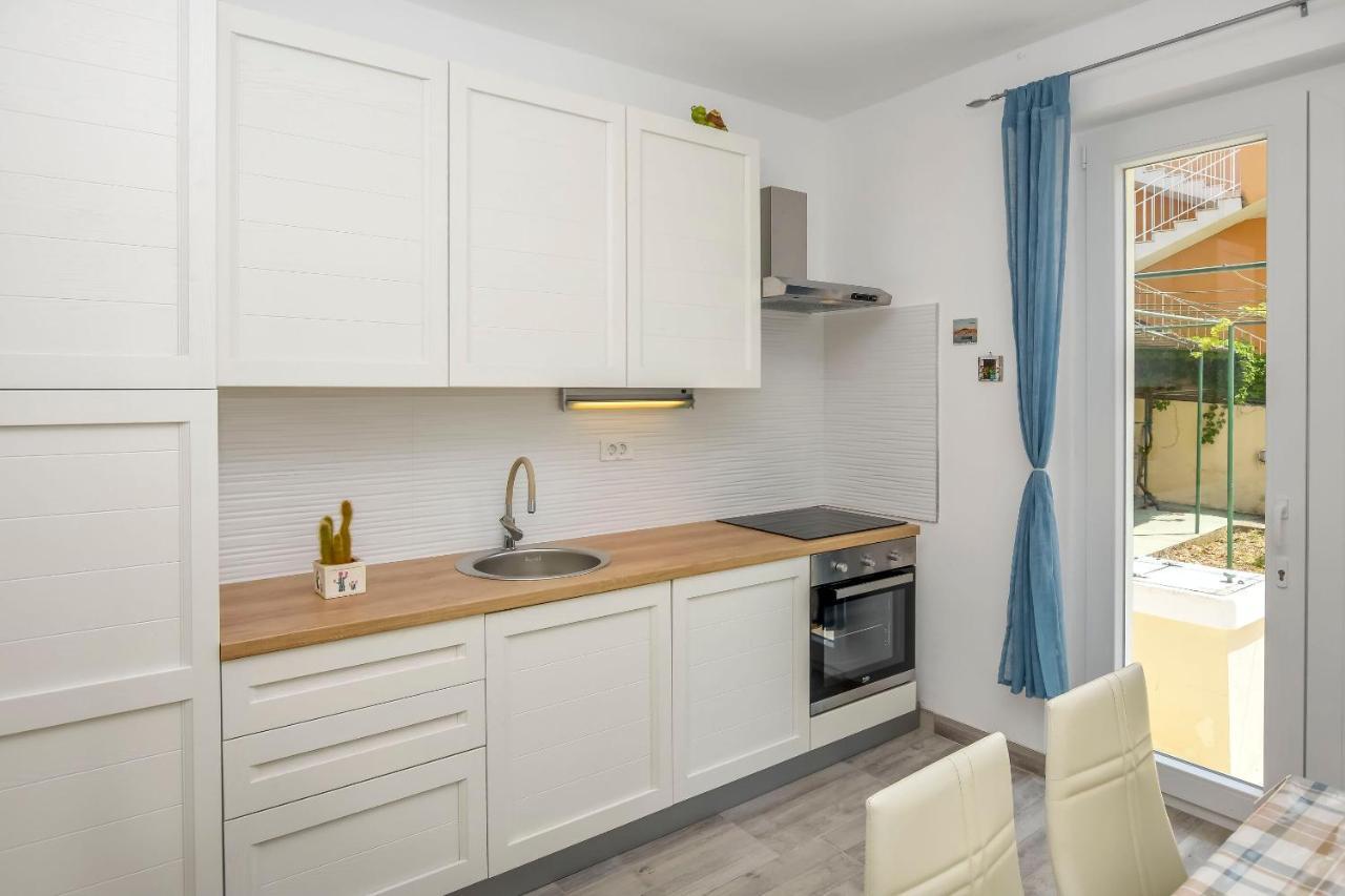 Apartments Dragica Примоштен Екстер'єр фото