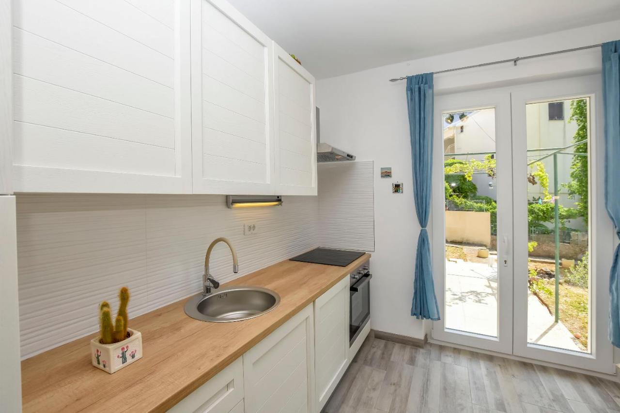 Apartments Dragica Примоштен Екстер'єр фото