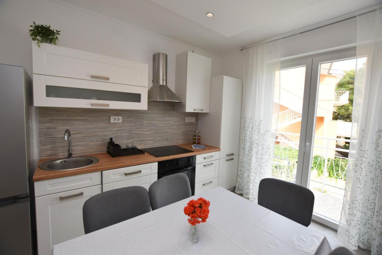 Apartments Dragica Примоштен Екстер'єр фото