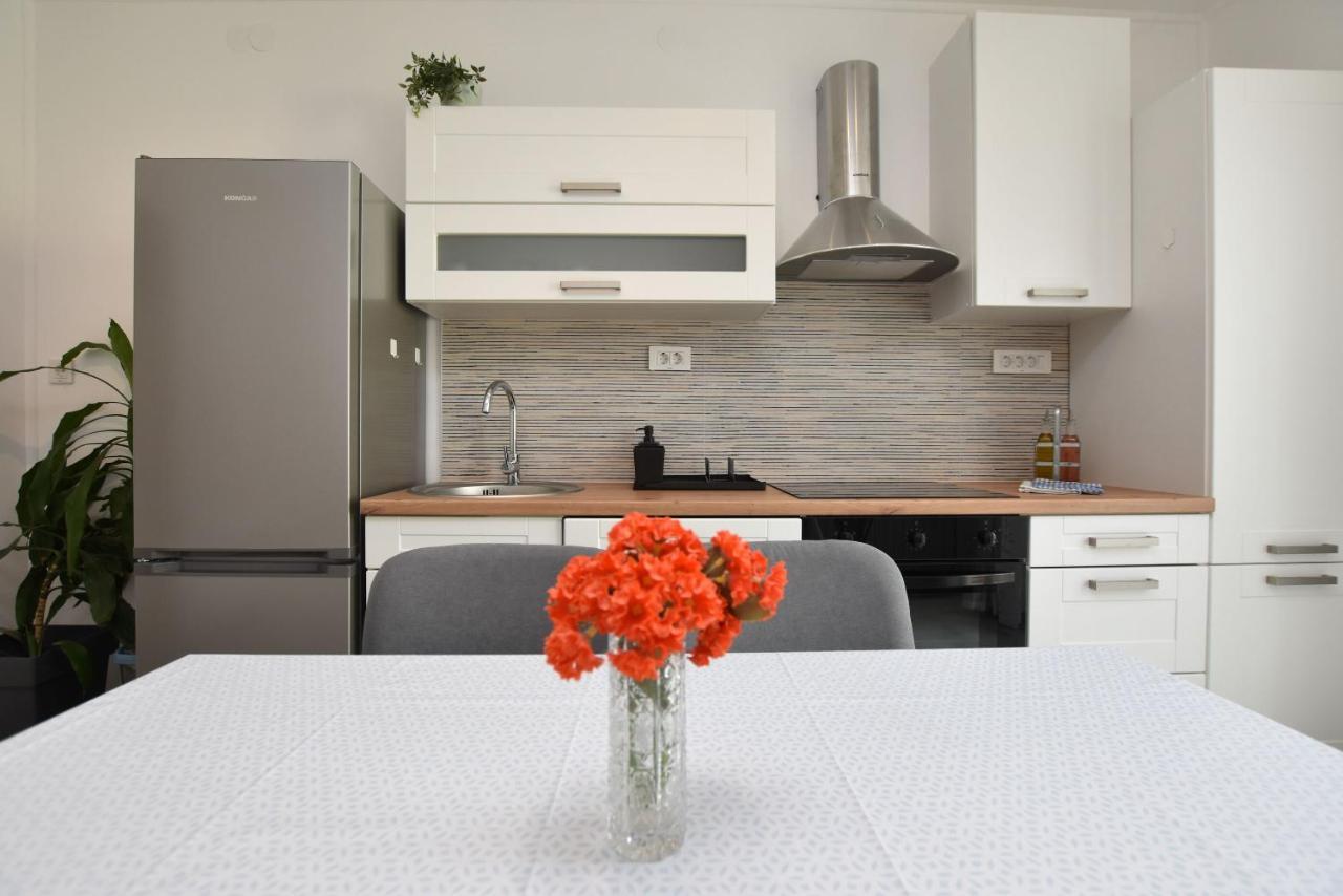 Apartments Dragica Примоштен Екстер'єр фото