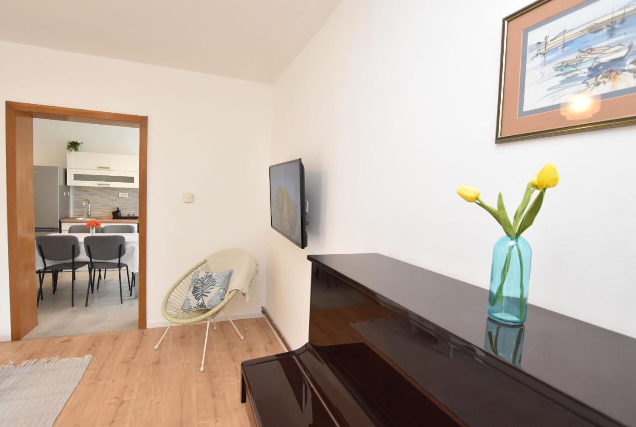 Apartments Dragica Примоштен Екстер'єр фото