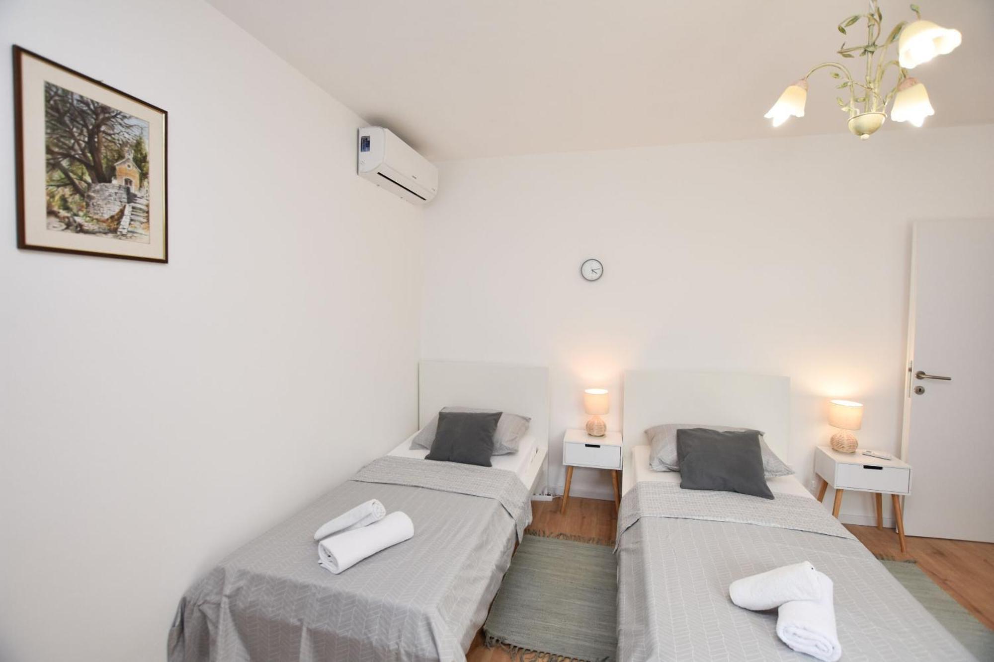 Apartments Dragica Примоштен Екстер'єр фото