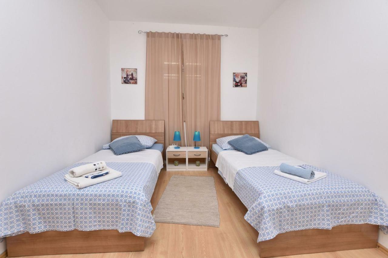 Apartments Dragica Примоштен Екстер'єр фото