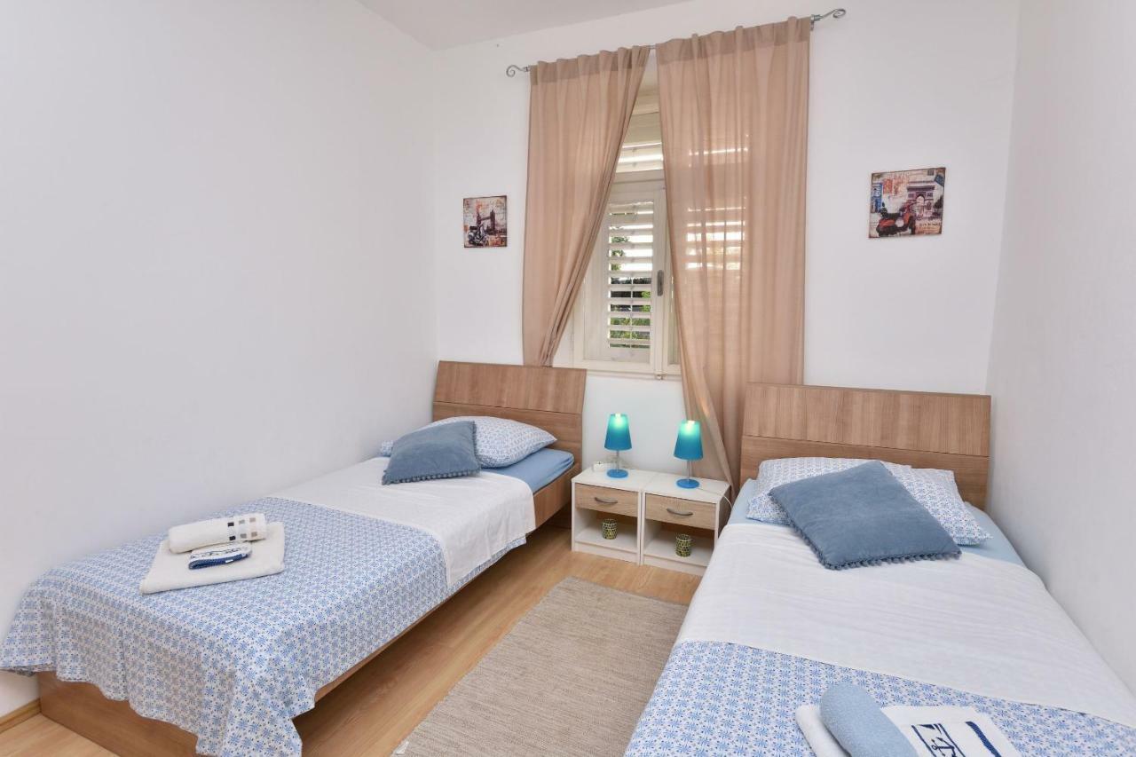 Apartments Dragica Примоштен Екстер'єр фото